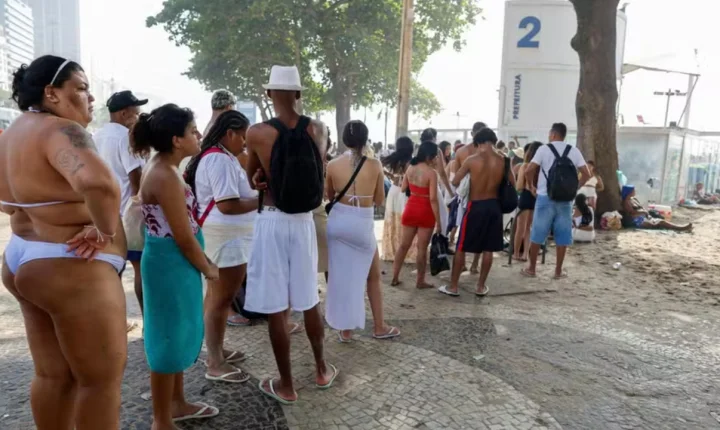 Caos no Posto 2: Fila para chuveiros e banheiros em Copacabana chega a duas horas neste dia 31