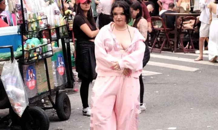 Atração do festival, Lola Young no Rio passeia pela Lapa antes de show