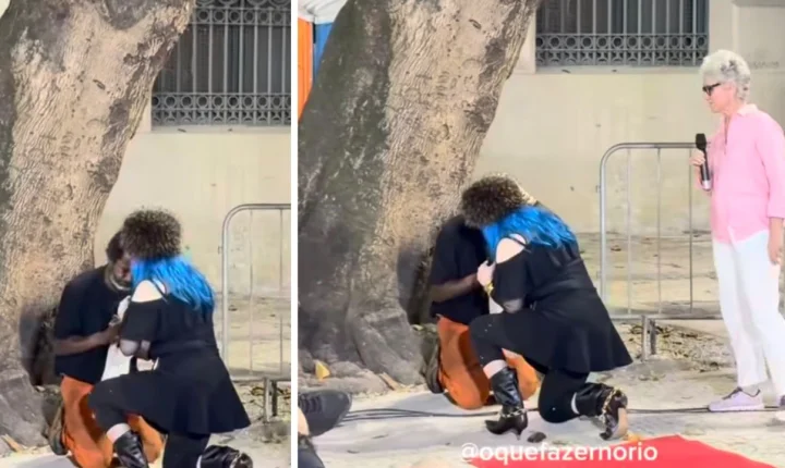 Baby do Brasil se ajoelha para orar com homem em situação de rua no Rio