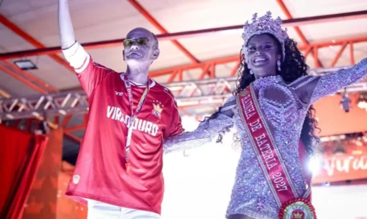 Bellinha Delfim é coroada rainha de bateria da Unidos do Viradouro