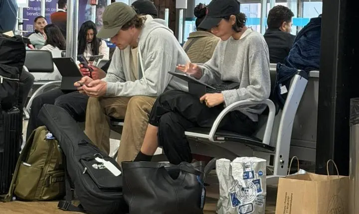 Bruna Marquezine e Shawn Mendes desembarcam em Angola após longa temporada no Brasil