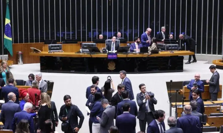 Câmara dos Deputados adia votação do fim da taxa das blusinhas para esta quinta-feira