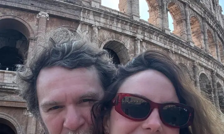 Cantor Otto curte viagem romântica na Itália com a namorada Lavínia Alves