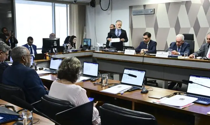 CCJ do Senado aprova proposta para o fim da jornada 6x1 no país