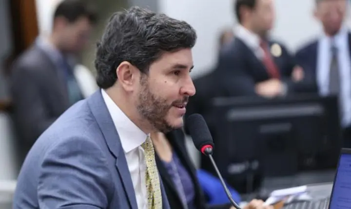 Comissão aprova acesso gratuito à internet para famílias de baixa renda com alunos na rede pública