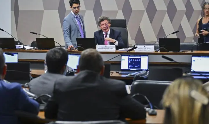Comissão aprova taxa das blusinhas e texto segue para votação no congresso