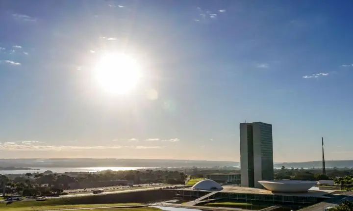 Congresso analisa fim da escala 6x1 e taxa das blusinhas nesta semana