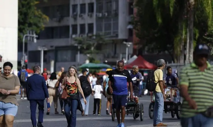 Crescimento populacional desacelera e atinge 0,37% em 2026 segundo dados divulgados pelo IBGE