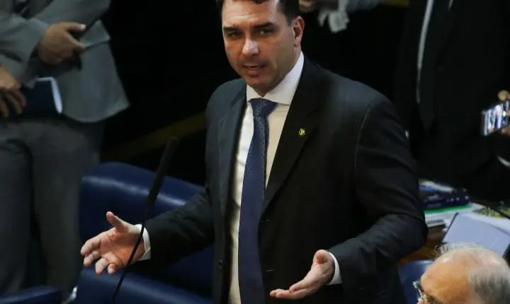 Defesa de Flávio Bolsonaro tenta mudar relatoria do caso Dark Horse no STF