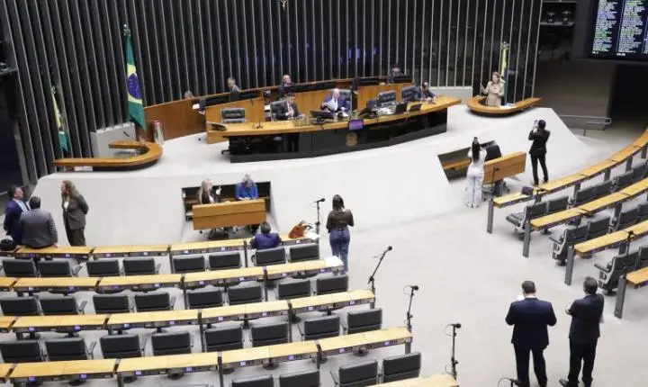 Câmara dos deputados inicia votações no plenário e aprova urgência para projetos
