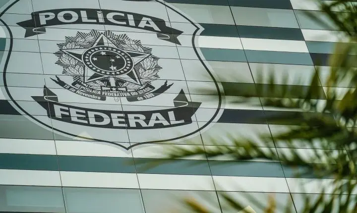 Flávio Bolsonaro nega acusação de calúnia contra Lula em defesa à PF