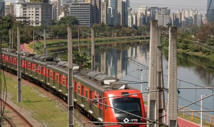 Greve de trens em SP trava a capital e gera mais de 2 mil km de engarrafamento
