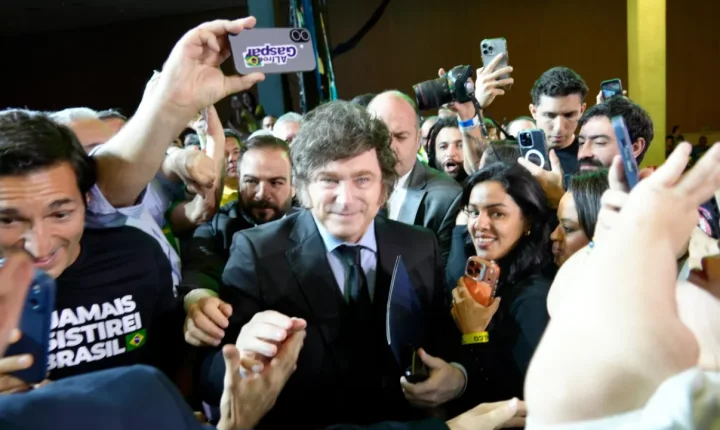 Javier milei chama alexandre de moraes de lixo careca em evento político