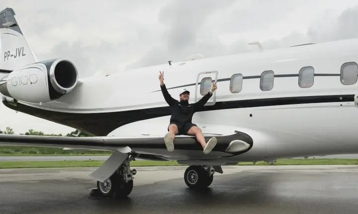Influenciador Jon Vlogs realiza sonho e recebe jatinho de R$ 15 milhões
