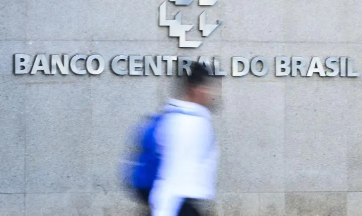 Juros das famílias no Brasil alcançam 64% ao ano em junho, revela o BC