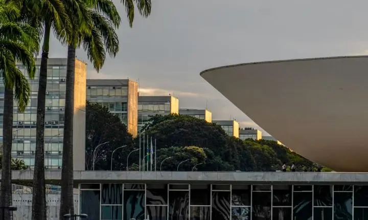 Câmara dos Deputados suspende votações após líder do PT passar mal em reunião