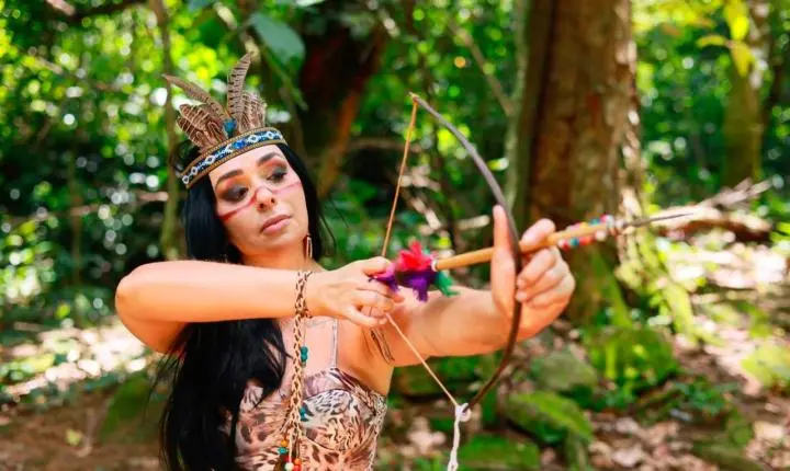 Rainha de Bateria Retorna ao Carnaval Após 14 Anos com Ensaio Inspirado na Natureza