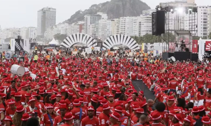 Mais de 1.200 ritmistas: escolas de samba Rio de Janeiro Bate Recorde Mundial com a Maior Bateria de Samba em Copacabana