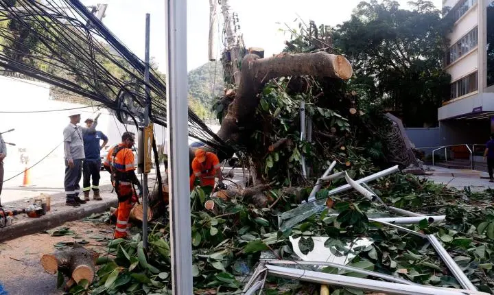 Moradores e turistas acumulam prejuízos após vendaval e falta de energia no Rio