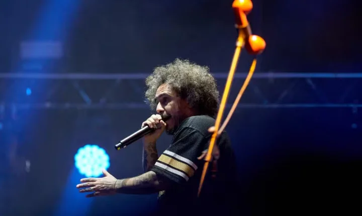 Marcelo D2 no João Rock transforma show em roda de samba com Rael e celebra público sem celular