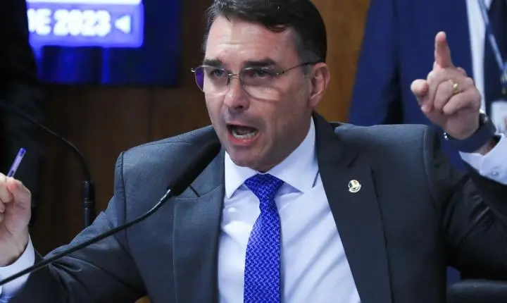 Missão pede investigação do TSE sobre filiação falsa de Flávio Bolsonaro