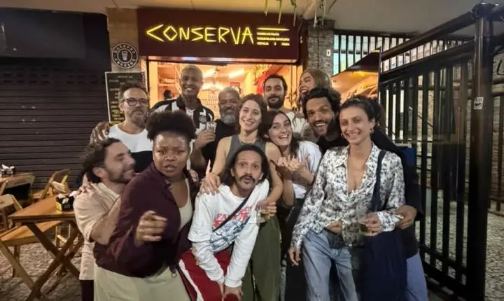 Elenco da peça O Beijo no Asfalto comemora apresentação em bar no Rio