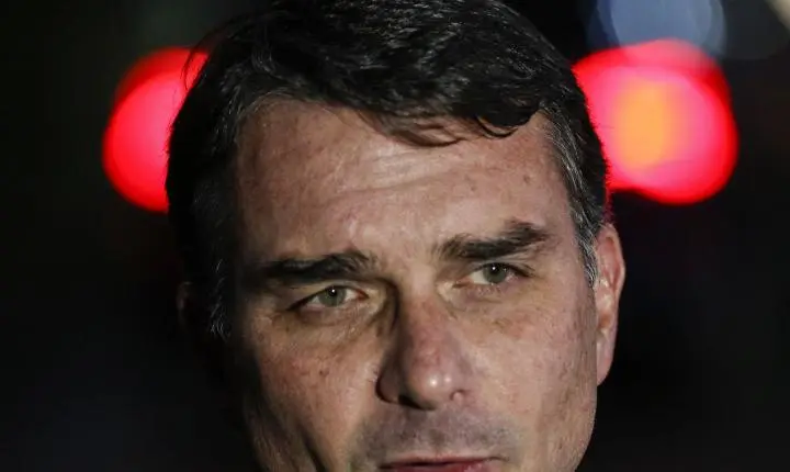 PF investiga mensagens de Flávio Bolsonaro a banqueiro sobre o filme Dark Horse