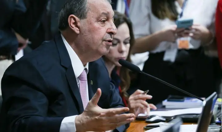Relator da CCJ no Senado vota a favor da PEC do fim da escala 6x1