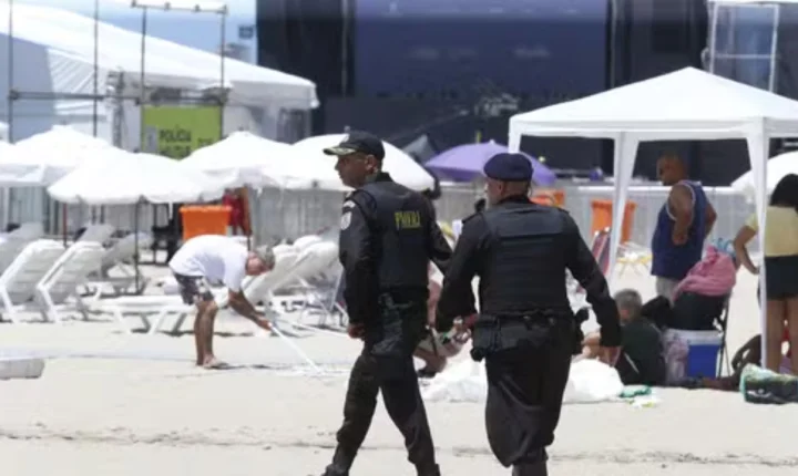 Rio adota 'modelo Salvador' e terá patrulhas no meio da multidão no Réveillon de Copacabana