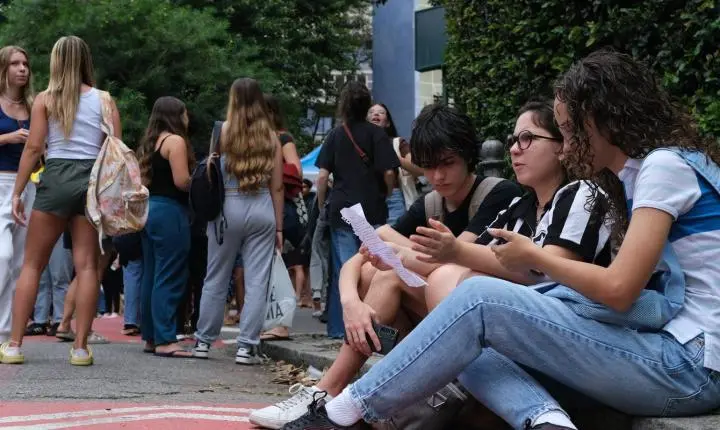 Saeb 2025: Brasil recupera nível pré-pandemia, mas matemática preocupa