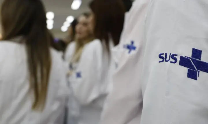 Governo estende a permanência de 676 médicos especialistas no SUS até 2027