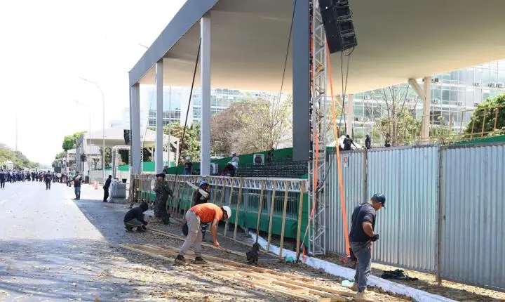 Desfile cívico-militar destaca soberania, Copa e combate ao feminicídio