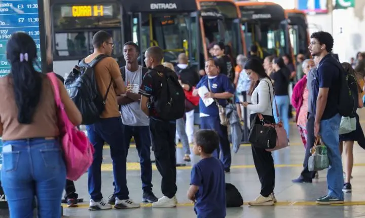 Setor de serviços fica estável em julho com alta no turismo, aponta IBGE