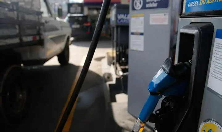 Governo amplia subsídio aos combustíveis após forte alta do petróleo